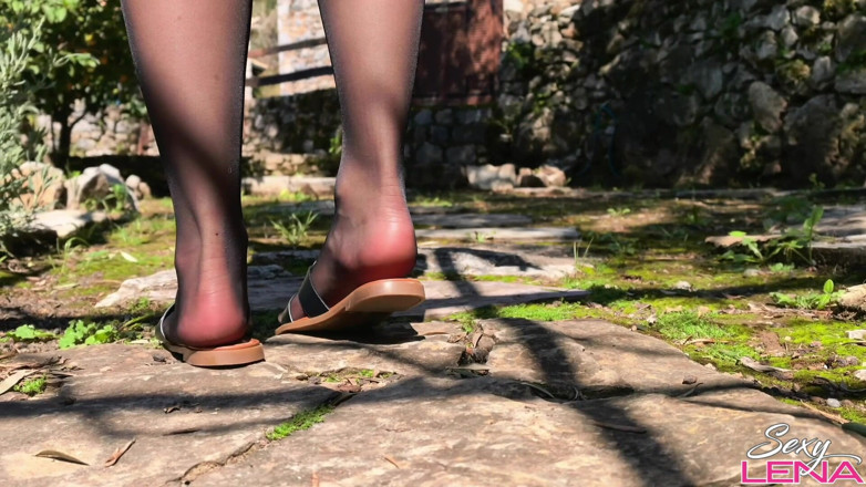 Goddess Lena: Seducenti piedi in nylon