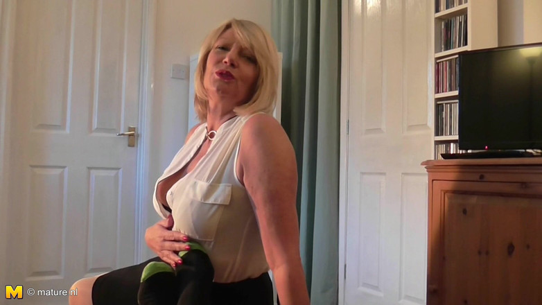 Mature NL: 英国成熟的家庭主妇艾米急需鸡巴