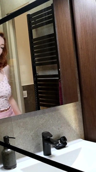 Süper ateşli kızıl saçlı sutyensiz üniversiteli sürtük banyoda sıkı tıraşlı amını ve çıplak götünü teşhir ediyor