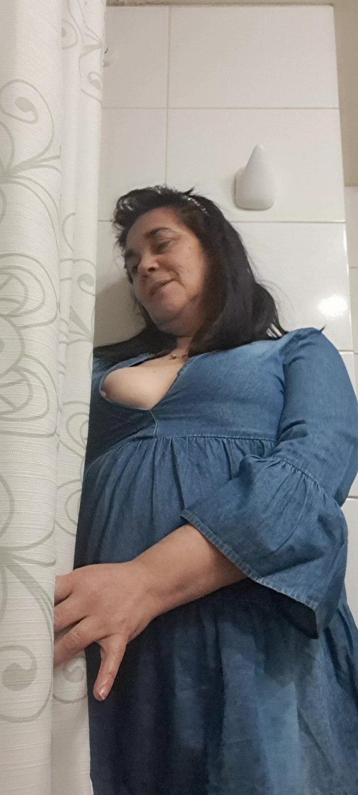 Mommy big hairy pussy: Trong phòng tắm bạn muốn nhìn thấy tôi, tôi nóng...