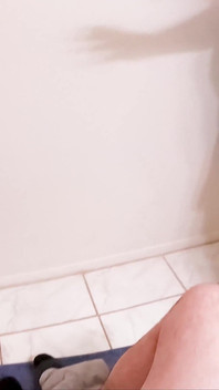 배다른 아들의 자지를 빨아주는 새엄마의 자위