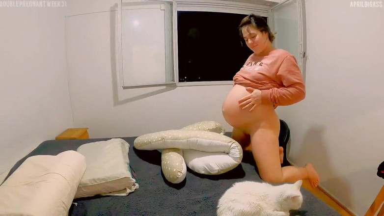 April BigAss: Multiple enceinte, creampie anal de la semaine 31