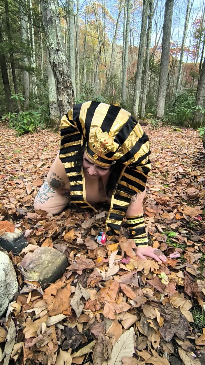 HerculesnVENUS: 이 나뭇잎에서 이 창녀는 무엇을 하고 있는가? 그녀의 무릎에?