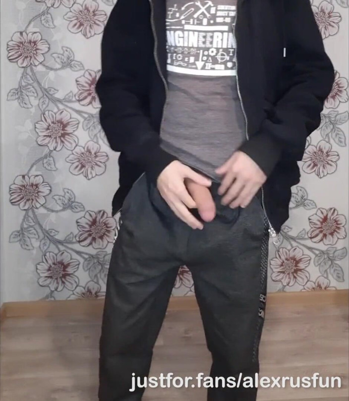 AlexRusFun: Calda ragazza arrapata mostra il suo grosso cazzo in cam...