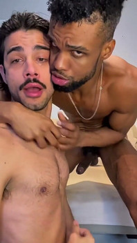 Baví se s tím