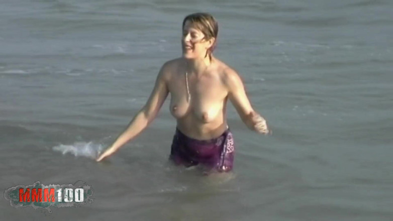 MMM100: Tigra francese milf tigra nuda tra le onde