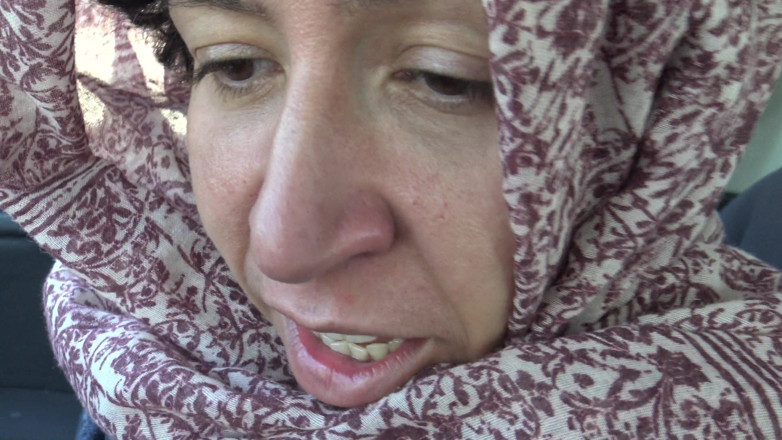 Souzan Halabi: Troia algerina mostra la sua figa pelosa ad un uomo...