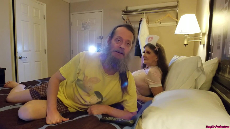 Sexy Sandra N Sir Christopher: Hollywood gilf bimbo enfermera folla