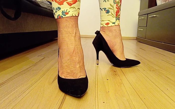 High Heels Kingdom: Crossdresser mers pe jos în Black Suede Sexy a subliniat tocuri...