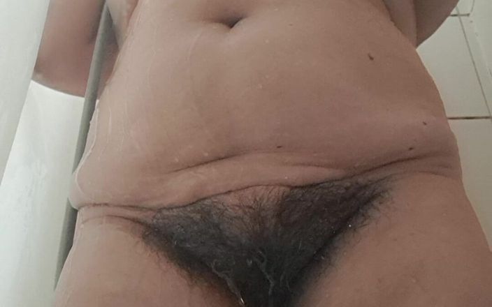 Mommy big hairy pussy: 在马蒂多的相机前洗澡
