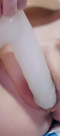 Cewek dewasa rambut pirang lagi asik muasin memeknya pakai dildo favoritnya