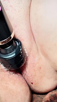 Close up - Clitóris sai e lábios da buceta abertos com orgasim de contração