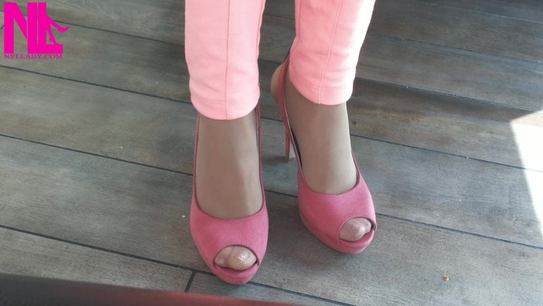 Nyllady: Shoeplay with High Heels in a Bar