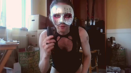 Oznob Oznofla: Sissyboy ukazuje svou sbírku sexuálních hraček