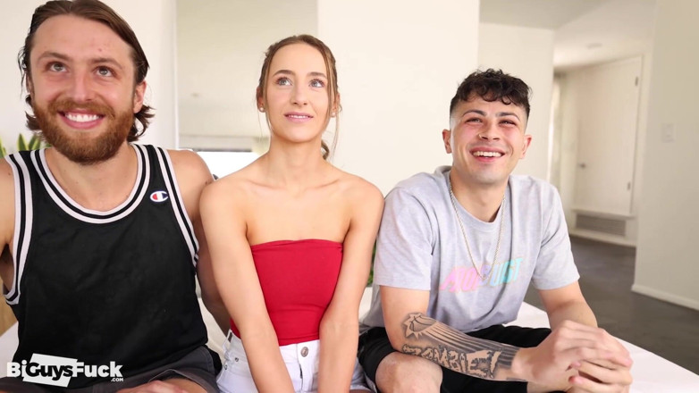 Bi Guys Fuck: Thomas menggunakan zakar besarnya untuk meregangkan Madison dan Franco bergaya!