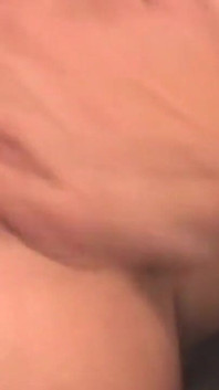 Due ragazze tolgono la loro fidanzata