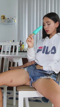 激烈的单人手淫与巨大的喷出