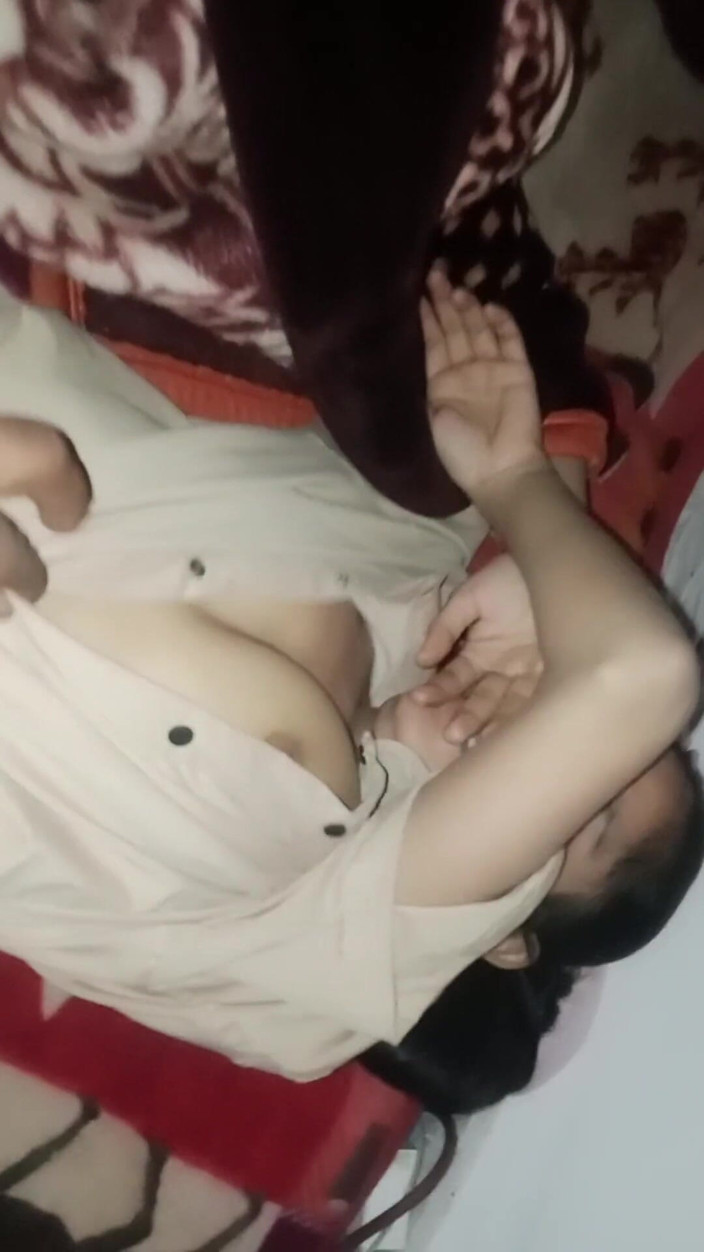 Saraswati: Indio padrastro y hijastra en video de sexo sexy romántico...