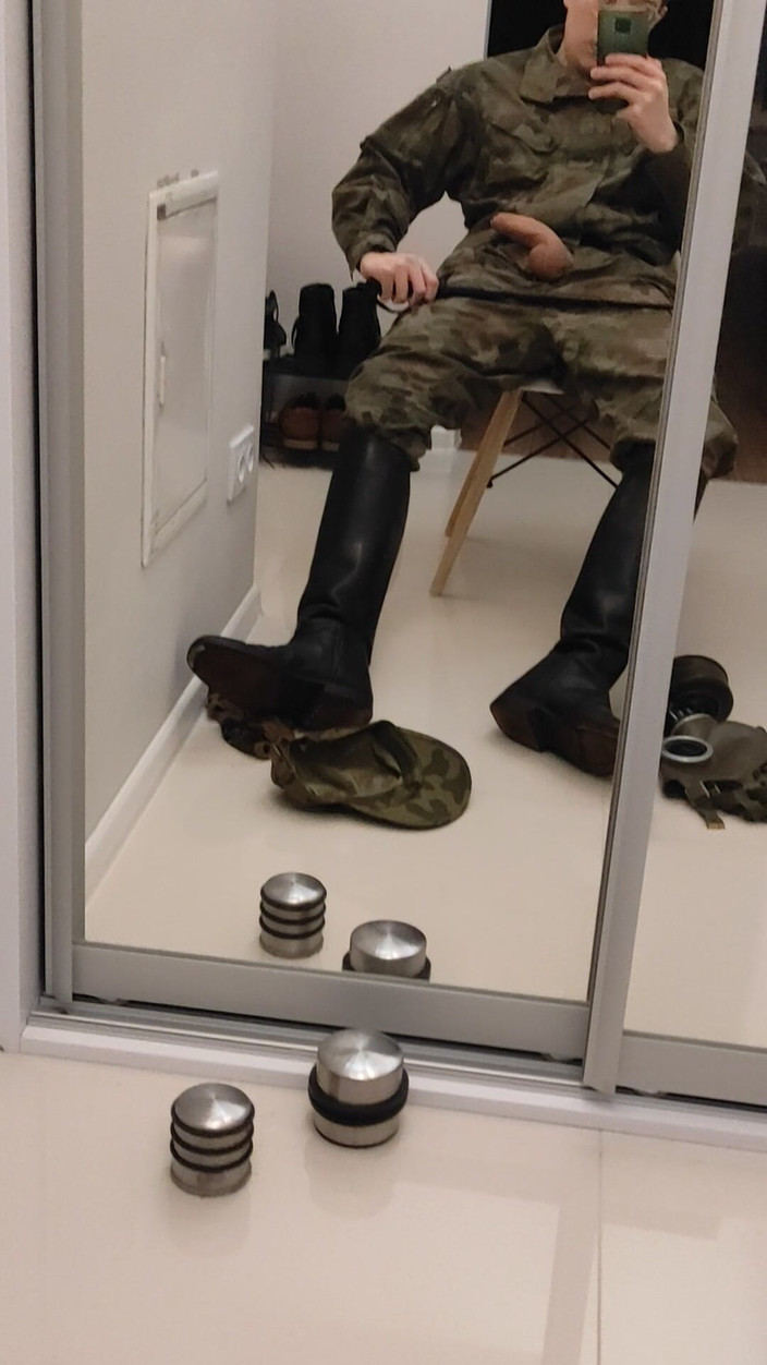 Gayfucker25: Soldaat masturbeert in Military Officers 2