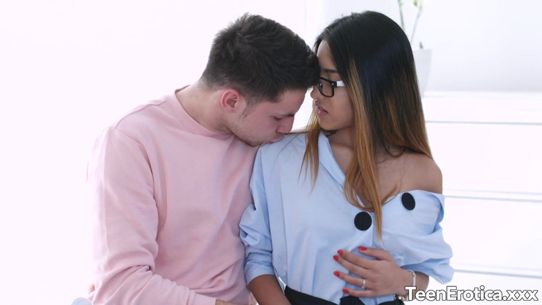 Teen Erotica XXX: Memek admirer roxy si gadis remaja hot ngebolehin gitarisnya ngentot...