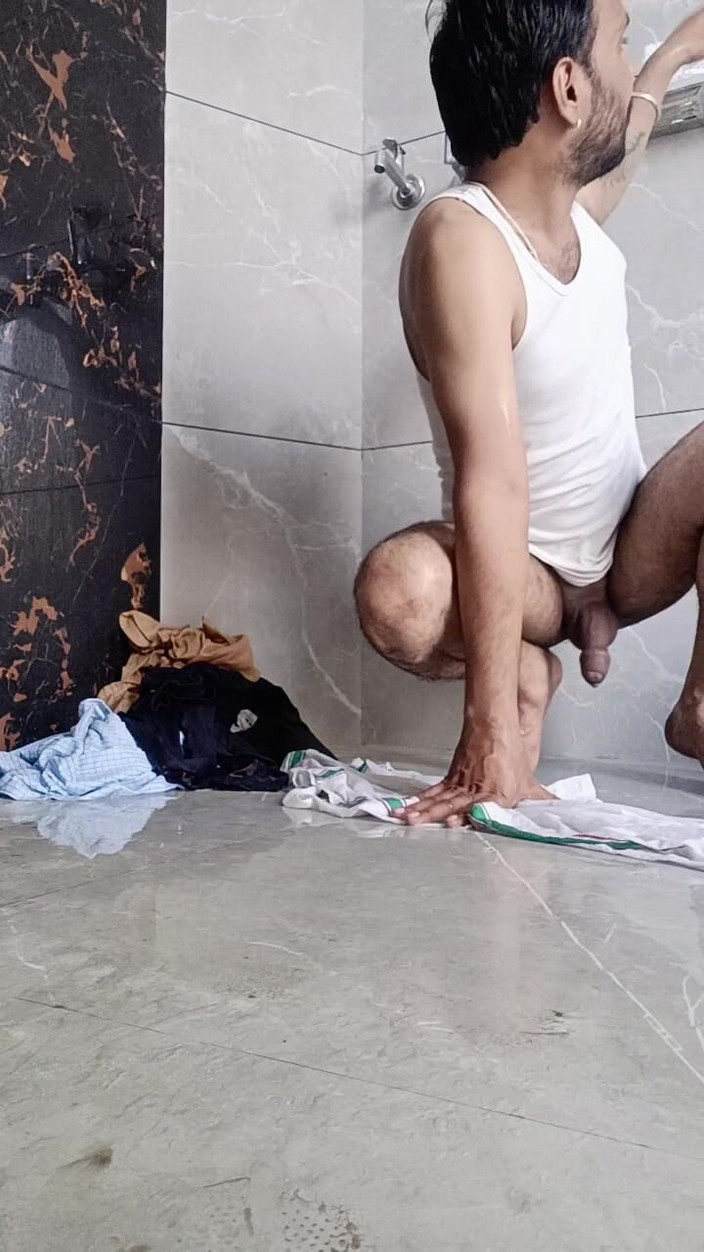 Rajasthani-old-lover: Desi jovem garoto gosta de lavar a calcinha do pai