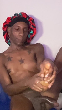 Černá transwomanka lemuje bambucké máslo