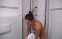 Dirty Teeny: Lockande brunettbrud tar en dusch