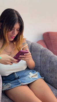 Ma demi-sœur me supplie de la baiser et de jouir dans sa chatte