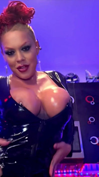 Ms. red x kichan men hot ho jaati hai