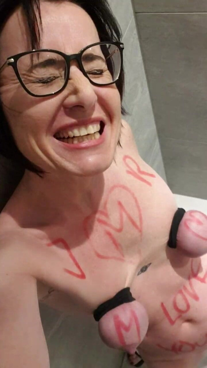 JulieEroticDress: 전기 장난감으로 욕조에서 오르가즘