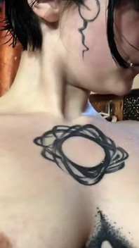 Uma garota com peitões trai e se fode no chuveiro enquanto seu namorado está relaxando!