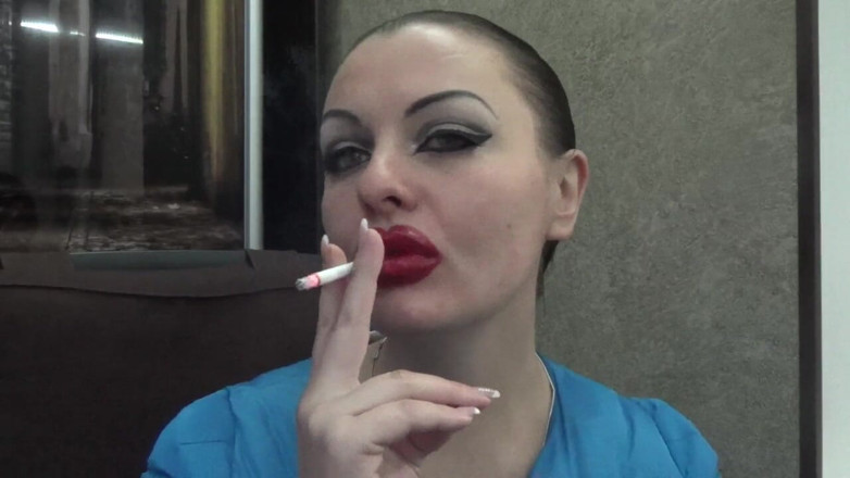Goddess Misha Goldy: Sexy maquiagem de enormes lábios vermelhos fumando