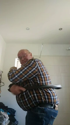 Söt spanking - bälte klädd och bar tutt