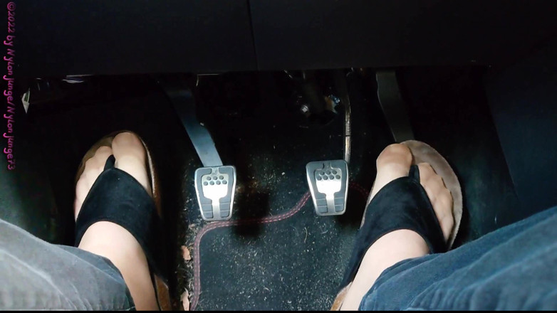 Carmen_Nylonjunge: Pompare cu pedală în papuci • Naillonfeet ***