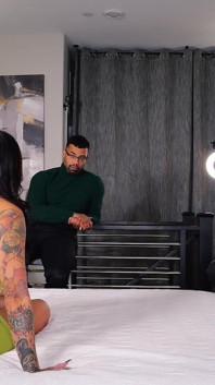 Una miLF calda ed arrapata sul nostro letto riempito di sborra