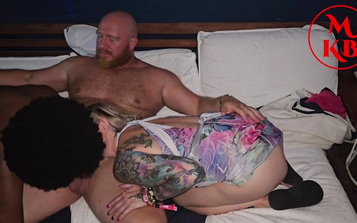 Kora Bell: Petrecere sălbatică la piscină la hotel expusă: jocul obraznic cu...