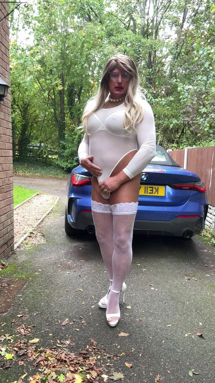 Kellycd2022: Seksowny Crossdresser Kellycd2022 w białym seksownym body i kabaretkach