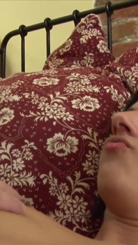 Un papi sans dents séduit une jeune fille