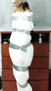 Kepala seluar dalam mummified bersedia untuk perjalanan perhambaan