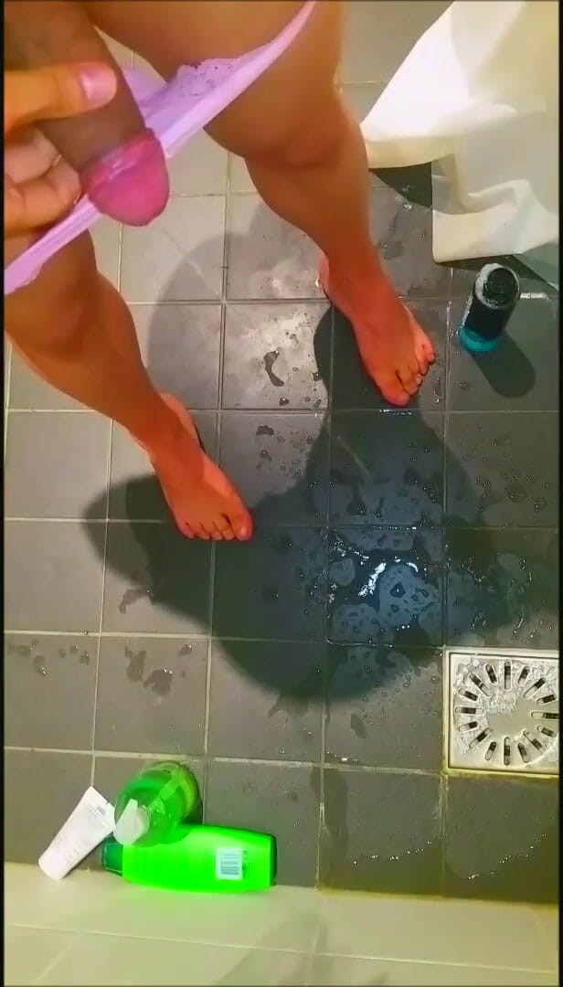 KittyHot: Fată efeminată Kitty care se pișă la duș