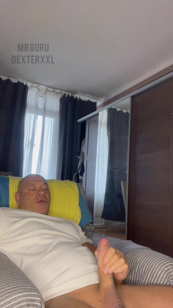 Mr. Guru: Pembina badan melancap Encik Guru melancap