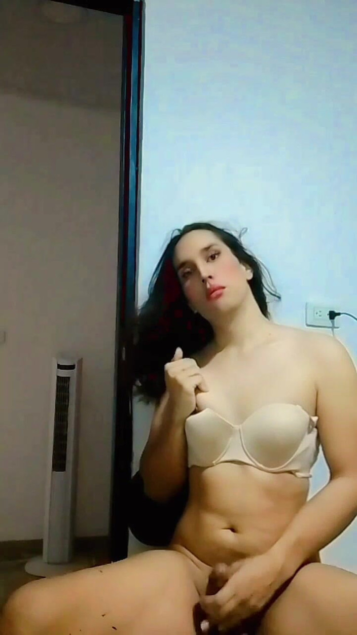 DamiPe: Une trans colombienne se masturbe
