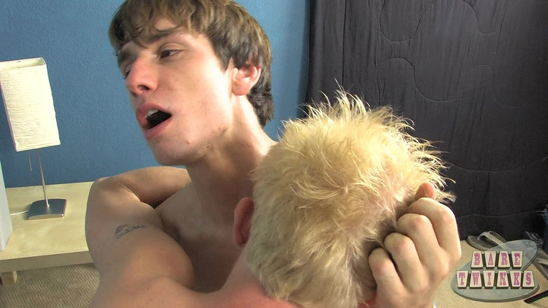 Bare Twinks: ट्विंक को चार हॉट लोगों द्वारा सुखद रूप से पीड़ा मिलती है
