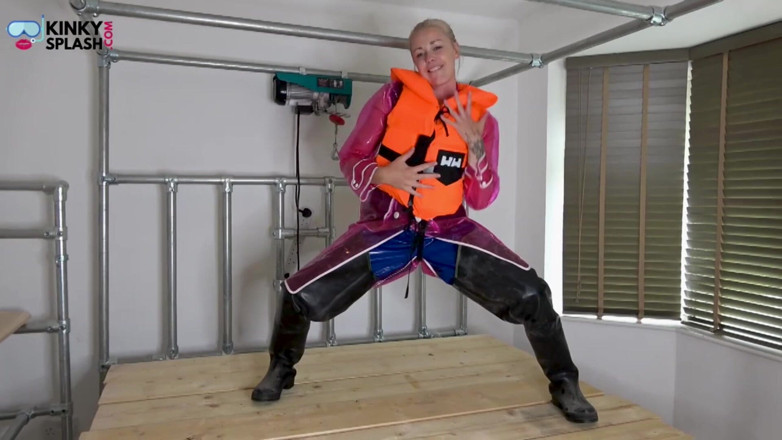 UKCuteGirl Lucy Lauren: Rainwear in Pvc lucido, trampolieri di gomma e camicia di...