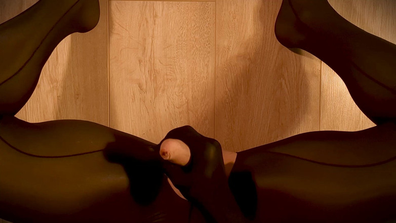 Julie Shine: 浓稠的精液沾在我闪亮的黑色连裤袜上