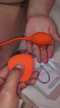 Tato díra zadku polyká lili vibrátor z honey play boxu