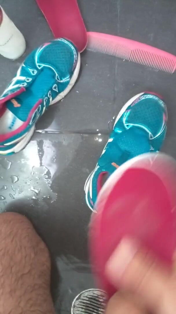 Sneakerfetish_BR: Sneakers mengongkek asik di bilik air