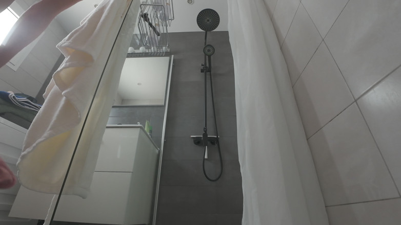 ScottishSweetie: Tight Hairy Pussy Pissing in the Shower