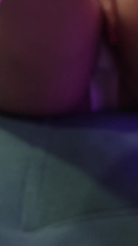 Sonia Bhabhi masturbeert totdat ze klaarkomt op een dildo