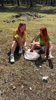 Picnic con mi novia en el bosque y dejar mucha basura